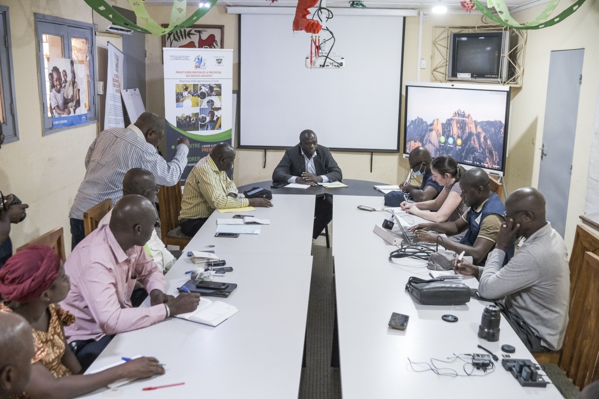 Meeting with academic advisors, school inspectors and representatives of the project, led by the Regional Director of National Education in Korhogo. 